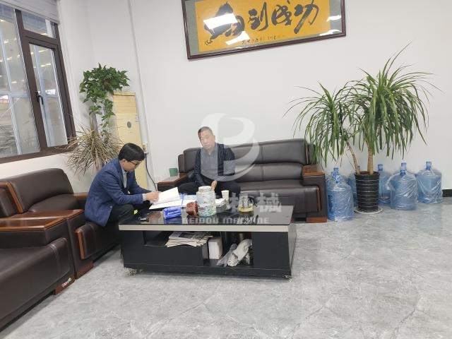 山東客戶(hù)慕名而來(lái)了解我司先進(jìn)的木材烘干機(jī)